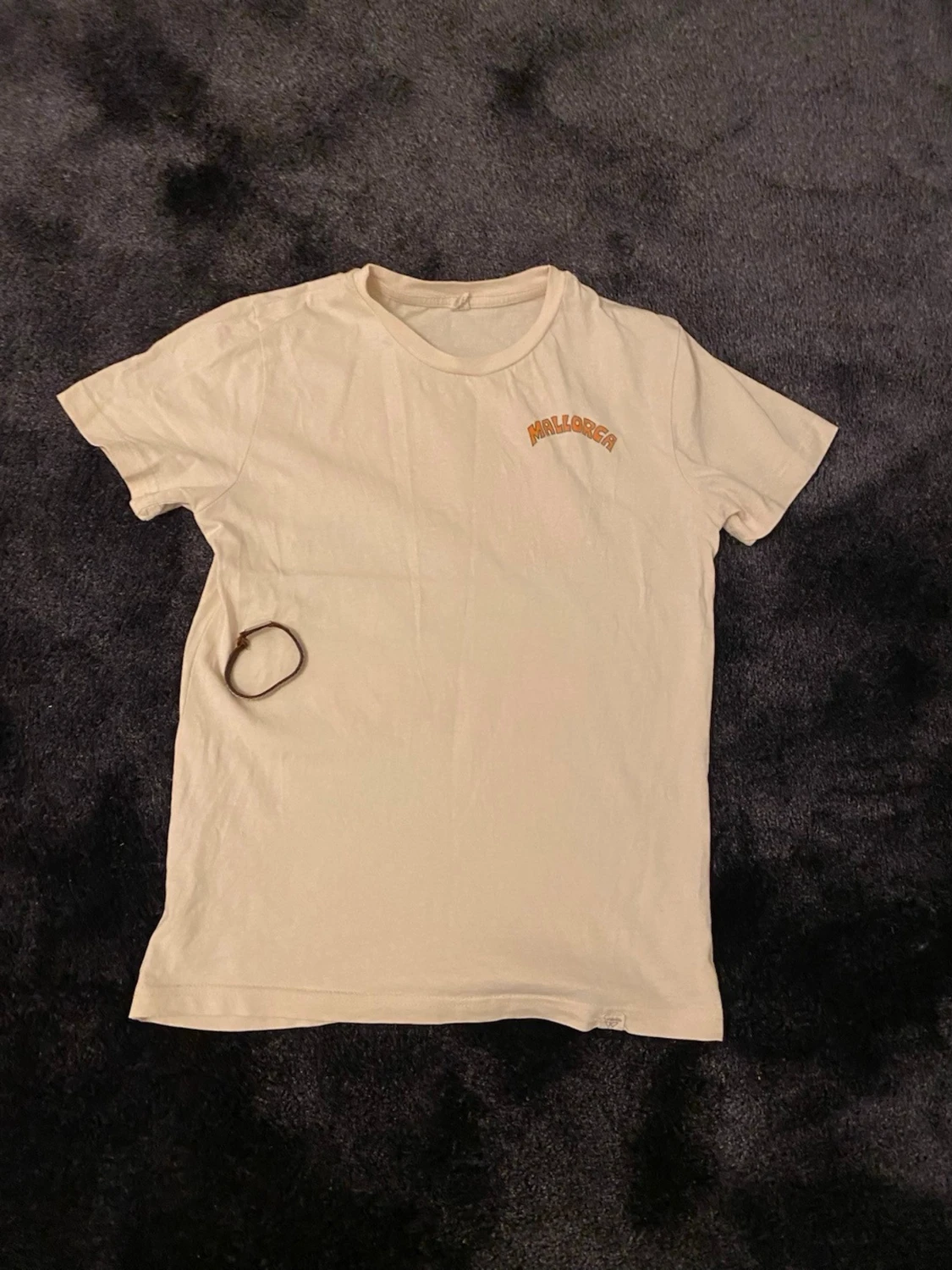 Vit t-shirt med Mallorca-tryc( ingår armband)