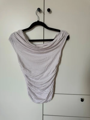 Vit fest topp - Säljer denna snygga topp perfekt för sommar och fest🌟Toppen är endast använd upp till 3 gånger och därför i perfekt skick. Toppen är köpt på shein därav billigt pris💕