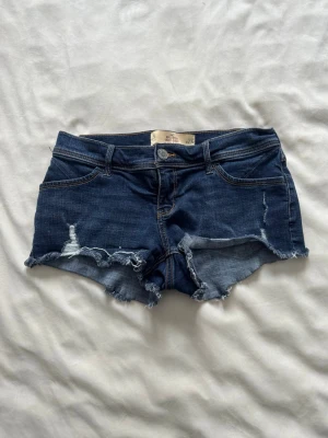 Lågmidjade jeansshorts hollister  - Lågmidjade jeansshorts ifrån Hollister i storlek S! Midjemåttet är 37cm 
