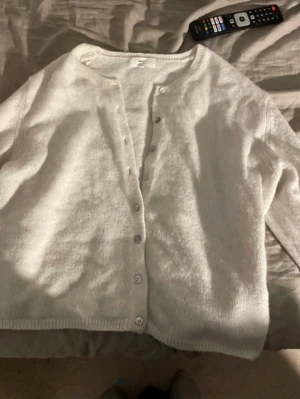 Vit kofta med Ginatricot  - Vit kofta från Gina tricot. Storlek Xl men mycket mer som en M eftersom den är rätt så kort. Passar även S om man vill ha den lite oversized. Knappt använd. Kan gå ner i pris.