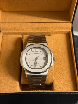 Seiko mod  - ⌚ Automatisk Seiko Mod i rostfritt stål.  Stilren klocka med automatisk mekanisk rörelse    Levereras med box, certifikat och justeringsverktyg för att justera länken.  📱 Följ mig på TikTok eller Instagram för fler bilder och videos på klockan. (Seikomodsweden)  💬 Skicka DM vid intresse. OBS: pris går att diskutera!