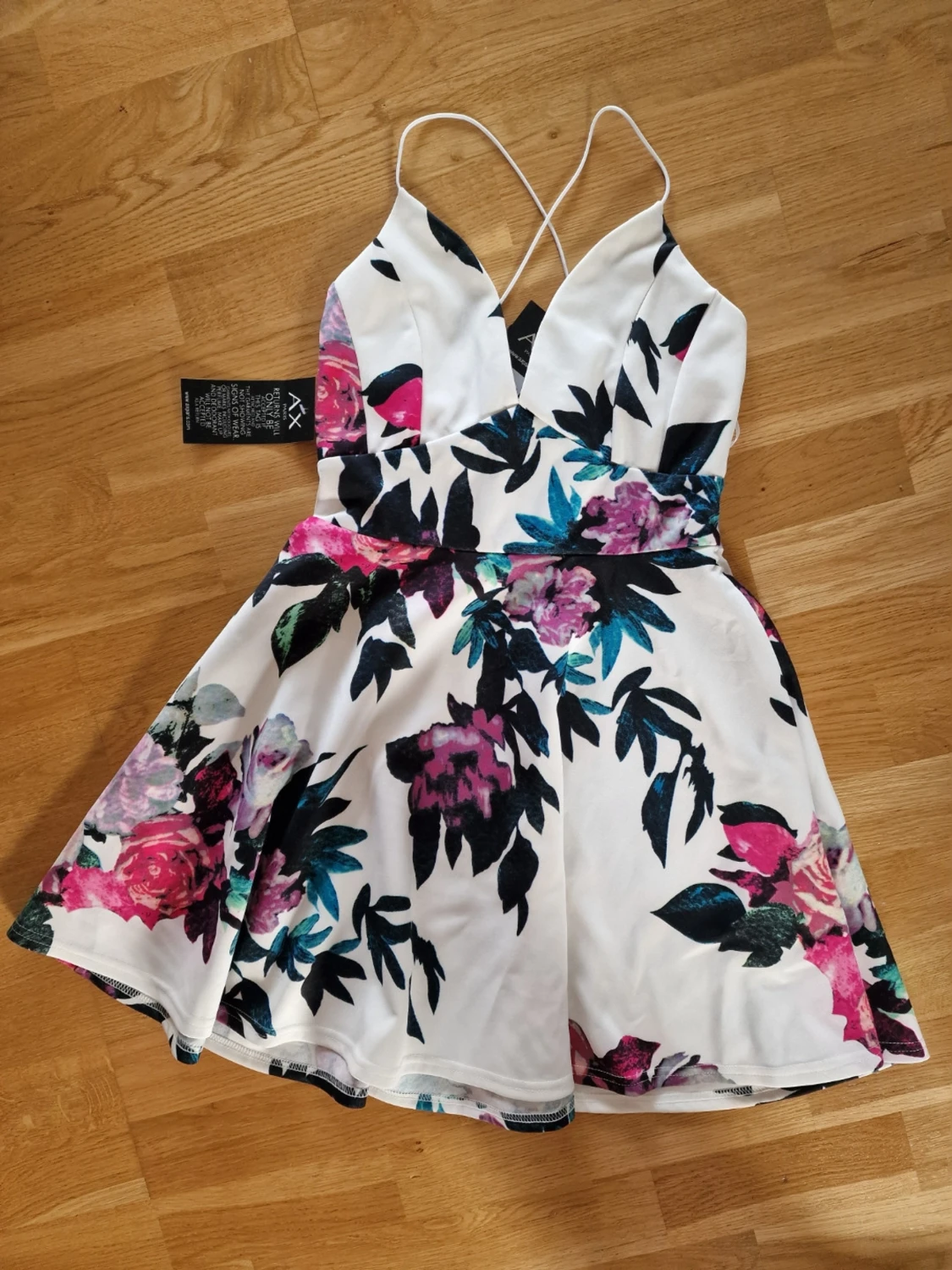 Vit blommig kortklänning AX Paris