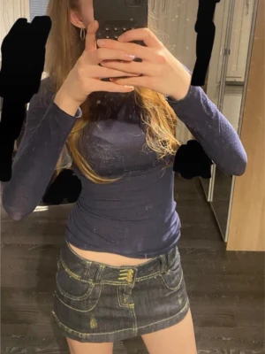 As snygg lågmidjad jeanskjol - Super snygg väldigt lågmidjad jeansminikjol från Blue Blue. Tyvärr passade den inte mig så jag säljer den vidare. Jag har aldrig använt den själv (bara provat). Tidigare ägare använde den bara några få gånger, så den är i väldigt fint skick med minimala tecken på användning. Perfekt för en Y2K/2000-tals outfit. Jag skulle säga att det passar storlek S–M, då den är lite för stor för mig. Köpt för 400 kr.             Öppen för bud och skickar snabbt. Skriv vid frågor eller minds fundering🫶