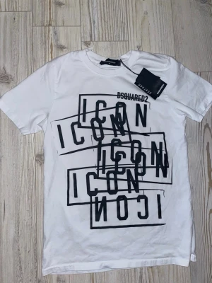 Dsquared 2 t shirt - Dsquared 2 T-shirt inne‼️ Kom dm om ni har funderingar🙌