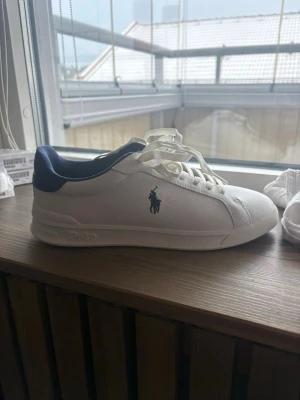 Vita Polo Ralph Lauren sneakers, storlek 40 - Sprillans nya Ralph lauren sneakers. Fel storlek som jag fick i present, så dom är helt oanvända.