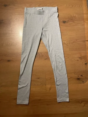 Ljusblå leggings från Name It - Säljer ett par ljusblå leggings från Name It. De har en enkel och clean design med smal passform och resår i midjan. Materialet är mjukt och stretchigt, perfekt för en avslappnad look. Passar till det mesta och är superbekväma.