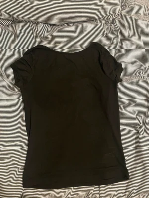 Svart topp - Svart topp med öppen rygg ifrån lager 157!!