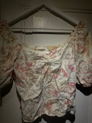 Blommig linnetopp från H&M - Nypris 300kr