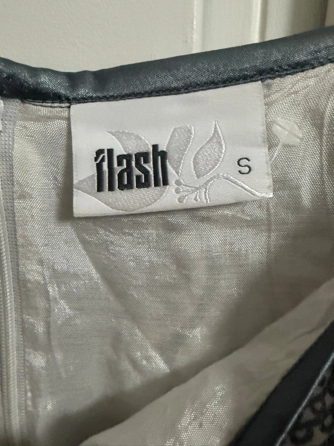 Vit och grå kortklänning med mönster från Flash - 2