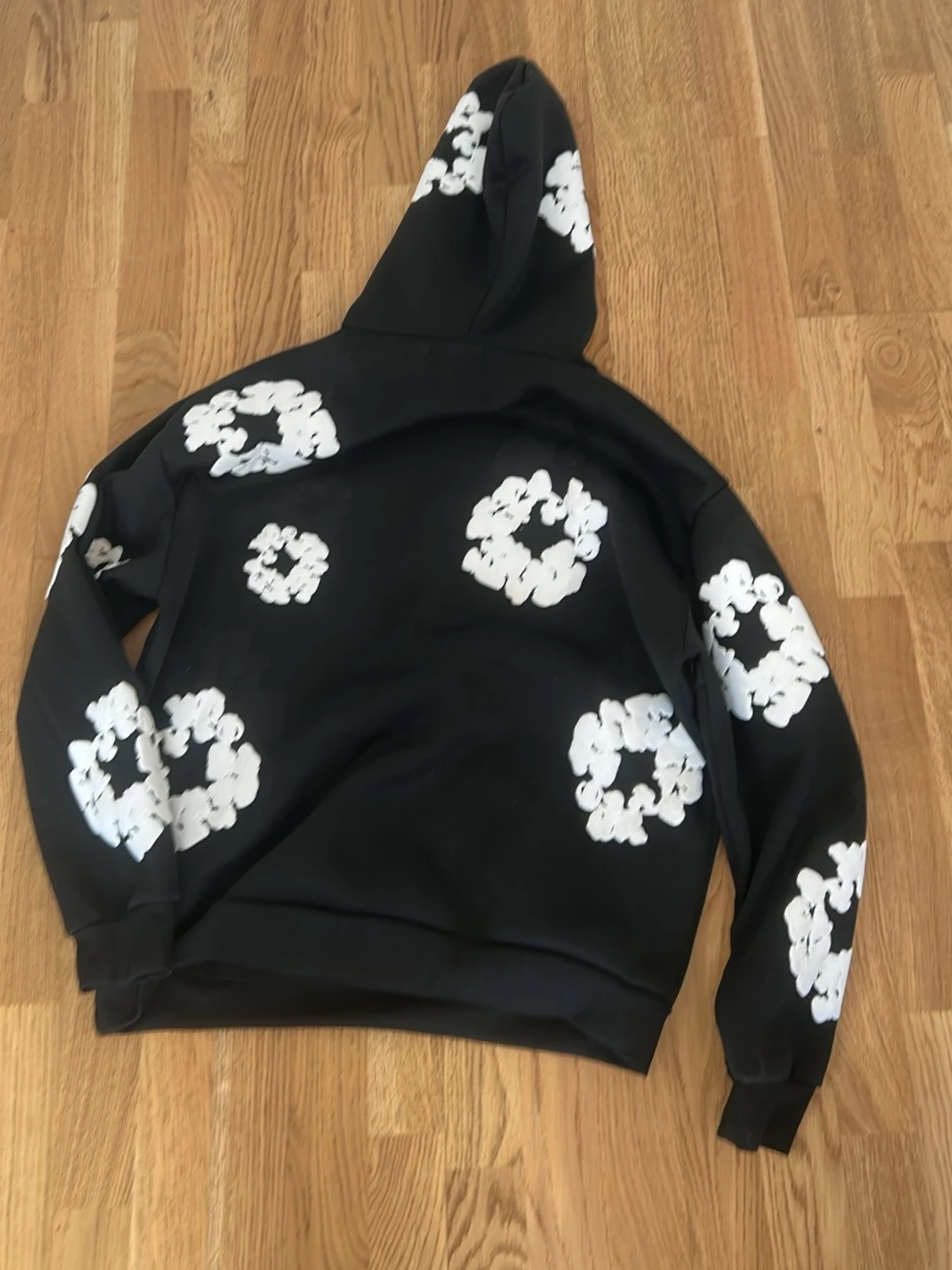 Svart hoodie med vita blommönster - 1