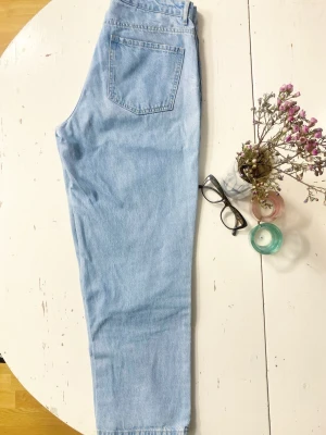 🍒Jeans cropped flare🍒 - 🍒🍒CUTIE PIE🍒Högmidjade cropped flare jeans i 100% denim. Har själv sytt in benen lite. Endast använda 2 gånger så i felfritt skick🍒