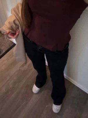 Mörkblå jeans från Wrangler - Säljer ett par mörkblå jeans från Wrangler med klassisk femficksmodell och raka ben. Jeansen har tydliga sömmar på bakfickorna och en läderpatch med logga. Tillverkade i stretchig denim för skön passform. Orginalpris 1100kr