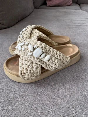 Inuikii tofflor  - Storlek 40 passar mig som vanligtvis är 38,5. Säljer då de inte kommer till användning längre. Lite skavanker på sulan som ses på bilderna