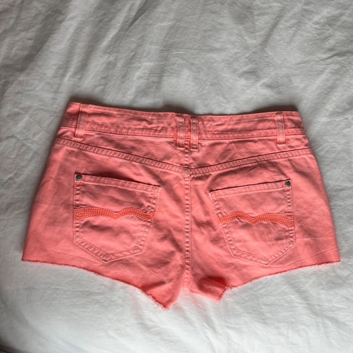 Koral jeansshorts med slitningar - 2