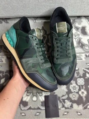 Valentino Rockrunners  - Valentino Rockrunners| Storlek: 41 passar 42| Skick: 8/10 superfint skick!| Vad ingår? Valentino kort!| Pris: 1099kr| Priset går alltid att diskutera😊