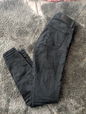 Svarta skinny jeans från Never Denim - Lite stretchiga, fint skick. 😊
