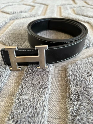 Svart her.mes bälte  - Fast pris: 300kr.   Passa på nu när det är gratis frakt 📦          Helt nytt 
