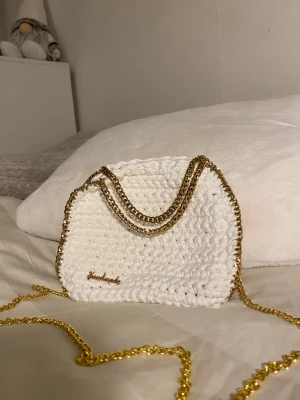 Väska - Egenvirkad Stella McCartney liknande väska, i vit färg med guldkedja 💗 tar ej emot returer