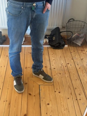 Slim fit jeans från Jacob cohen - Säljer ett par slim fit från Jacob cohen| nypris 5500kr| modellen är i 178 cm lång| pris kan diskuteras!