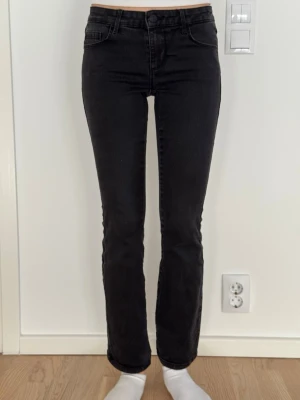 ONLY jeans, lågmidjat och flare - Säljer dessa snygga jeans från ONLY i flare och lågmidjat. Jeansen är i mycket bra skick utöver en defekt, därav priset💕 (syns på 2 sista bilderna) defekten är ganska osynlig och går att sy igen💕 STORLEK: S/30