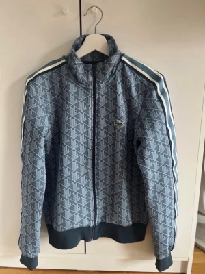Lacoste monogram tröja (äkta) - Skick: 9/10 knappt använd med inga skador, kvitto ingår!