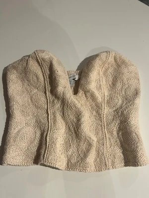 Topp - Toppen ger än en figurnär passform med pushup. Den är stretchig och har en dragkedja på sidan. Storlek S och använd 2 gånger. 