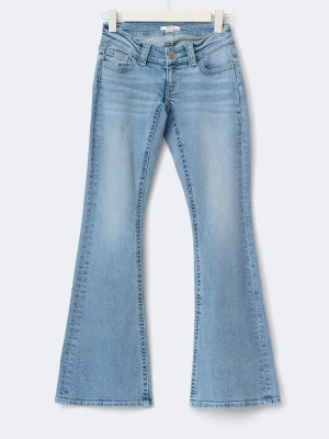 Blå jeans från Ginatricot  - Säljer ett par jätte snygga ljusblå bootcut jeans från Ginatricot! med diamanter bak på fickorna! Dem är i storlek 170 och är endast testade❣️ Säljer då jag fick två likadana par i födelsedagspresent. skriv för egna bilder!