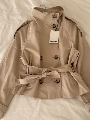 Kort beige trenchcoat från Bershka - Helt ny med prislapp på! 🩷