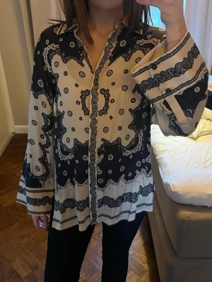 Malina blus - Aldrig använd och prislapp kvar, sitter lite oversized. Nypris 2400kr