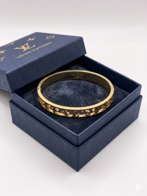 18K guld pläterade armband  - Guld pläterad armband men utan boxet med LV-loggor och små infällda pärlor runt om. Snygg och stilren design som ger en lyxig känsla. 