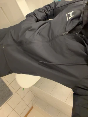 Svart underarmour jacka -  Jag väger 57 kg och snälla fråga inte för längd för det är bara vikten som spelar nån roll, den passar dig perfekt ifall du väger 55-60kg+ 