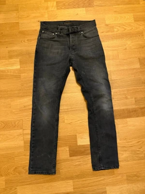 Svarta jeans från Nudie Jeans - Säljer ett par svarta jeans från Nudie Jeans. Om man köper bundle (med blåa jeansen) kan man få ett bättre pris
