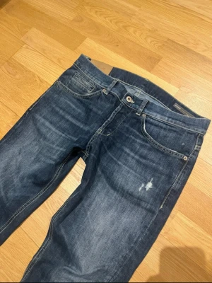 Dondup George  - Säljer ett par riktigt schyssta Dondup George jeans med lite slitningar. Jeansen är i väldigt bra skick och är väldigt stilrena och snygga. Hör av dig om du har några frågor!😁