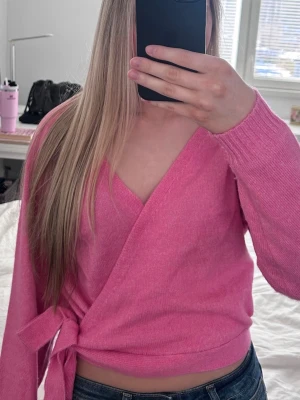 Rosa omlottstickad tröja - Rosa omlottstickad tröja i storlek S. Ny utan prislapp och aldrig använd😚Säljer även samma modell i ljusgrå i storlek XS.