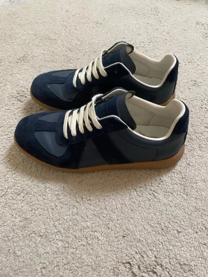 Maison margiela skor  - Tjena säljer nu dessa feta marinblå skorna i storlek 43 ifrån Maison Margiela för endast 2199! Endast skorna medföljer | Skriv i dm vid funderingar! Priset är ej hugget i sten🙌