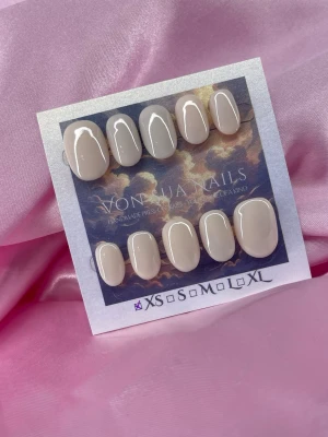Skin (XS);ExtraShortOval  - Snygga handgjorda press-on naglar i en mjuk beige nyans. Naglarna har en extra kort oval form och en glansig finish som ger ett stilrent och elegant intryck. Perfekta för dig som vill ha en clean och fräsch look. Kommer i XS: 14 mm, 11 mm, 11,5 mm, 10 mm, 8 mm 