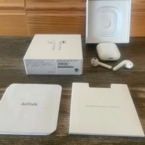 Apple AirPods  - Säljer ett par splittrens nya AirPods. Inte använda, fungerar bra och bra ljud i öronen. Skriv om intresse och priset kan diskuteras