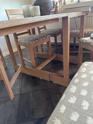 Matgrupp i trä från R.O.O.M. - Säljer en stilren matgrupp från R.O.O.M. med rektangulärt bord och fyra stolar i ljust trä. Stolarna har beige sitsar med vitt elefantmönster som ger en unik touch. Perfekt för köket eller matsalen!