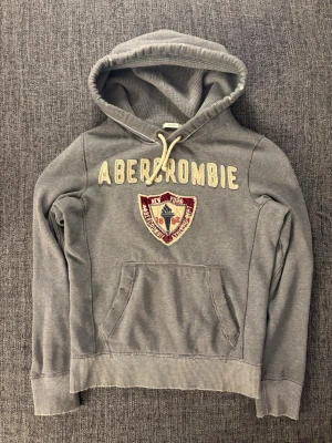 Abercrombie & fitch hoodie - sällsynt  - Säljer nu denna eftertraktade Abercrombie & fitch hoodien. Skick 9/10, sjukt snygg och passar till allt. Modellen produceras ej längre och är därav väldigt eftertraktad. Kan även gå ner i pris vid snabb affär! Obs Sliten design 
