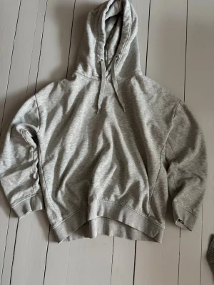 Grå hoodie basic - Basic hoodie från lager 157, känns som en S