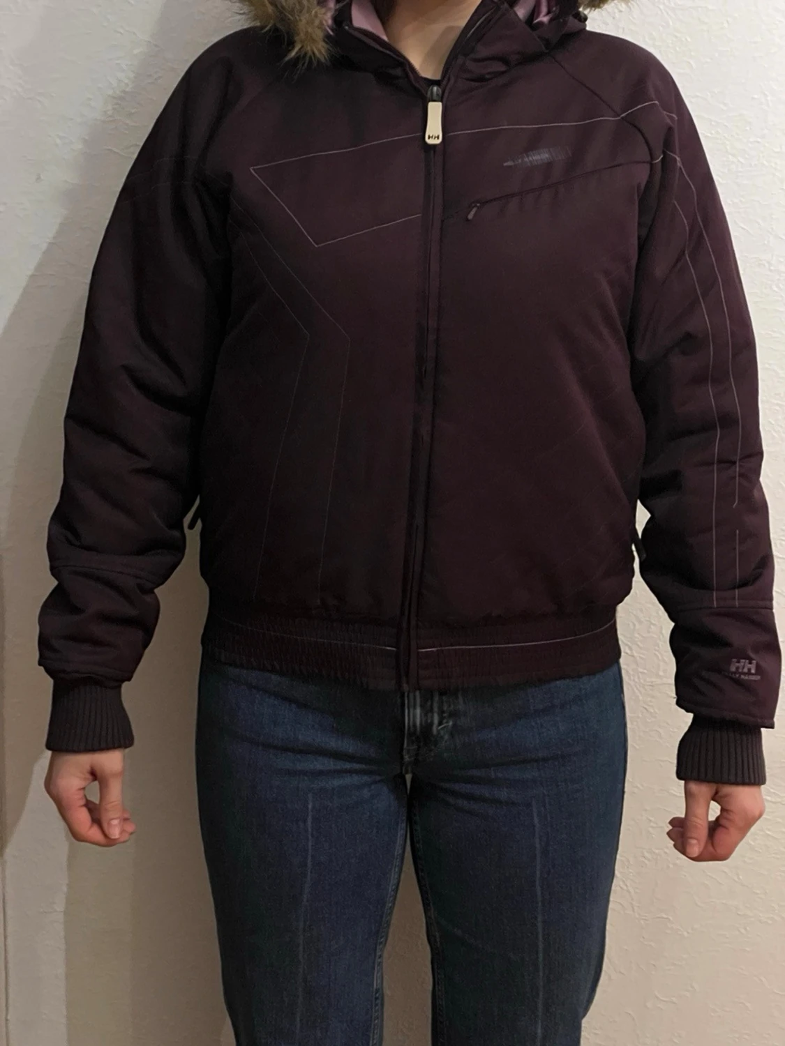 Mörklila pufferjacka från Helly Hansen