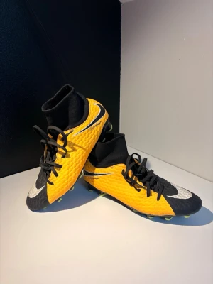 Hypervenom fotbollsskor - Bra skick på dem, använd fåtal gånger. Jag tyvärr inte original lådan. Skriv till mig om du undrar något 👍