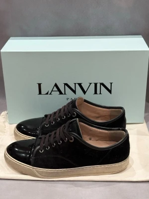 Svarta Lanvin DBB1 - Säljer mina svarta Lanvins | Smått slitna under sulan, är så på de flesta används | Storlek - Uk7 men sitter stort så passar perfekt som Eu 42 | Bra skick | Box, dustbag ingår | Hör av er vid frågor eller funderingar 🙌 ‼️Pris kan diskuteras vid snabb affär ‼️