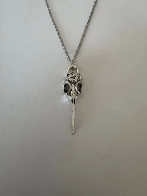 Halsband döskalle - Halsband som inte är i äkta silver/guld. Kedja är oftast 50cm men kan ibland komma i 45cm. Kedja är rostfritt stål, berlock oftast i zinklegering men kan även det i vissa fall vara rostfritt stål. Be gärna om mått på berlock om detta är viktigt då bilderna är missvisande när det gäller hur stora dom är! 🌹❤️  Allt är nytt.  Bud accepteras inte 🥰🌹