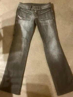 Lågmidjade diesel jeans - Jeansen har inga defekter, och har en snygg wash. Storlek W27 dvs 37cm midjemått tvärsöver och 80cm innerbenslängd. Nya kostar runt 2000kr därav priset