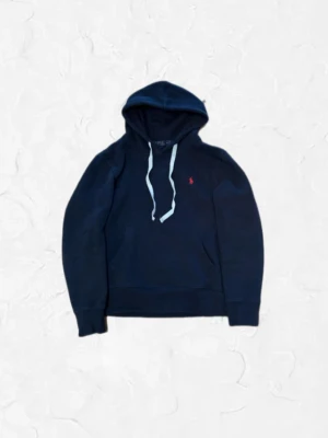 Mörkblå hoodie från Polo Ralph Lauren - Snygg mörkblå hoodie från Polo Ralph Lauren med vita snören i storlek m