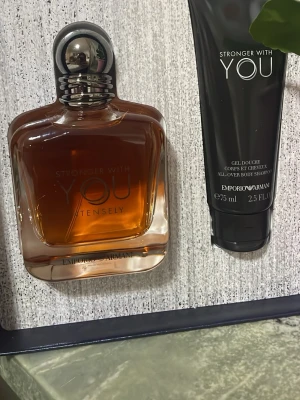 Stronger With You Intensely parfymset - Stronger With You Intensely parfymset från Emporio Armani. Innehåller en brunfärgad parfym i elegant glasflaska med silverfärgad kork och en svart duschgel. Modern och stilren design, perfekt för dig som gillar exklusiva dofter.