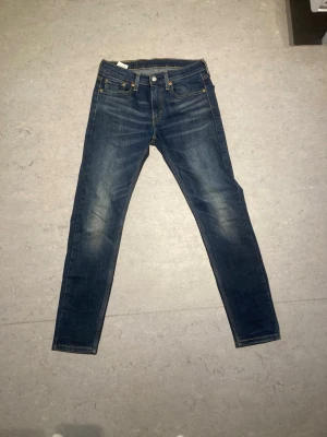 Dark blue Levi's slim fit jeans - In good condition L30