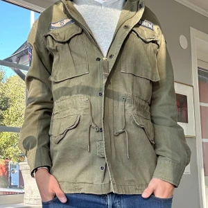 Ralph Lauren Field Jacket - Säljer nu min unik Ralph Lauren field jacket! Perfekt inför vår säsongen. Jackan är i storlek | S |, och passar någon som är runt 177-185 (cm). Priset är ej huggit i 🪨, skriv privat om du har några funderingar. 