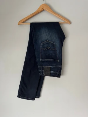 Mörkblå jeans från Replay - Snygga mörkblå jeans från Replay | Storlek 30/32 | Väldigt bra skick | Pris kan diskuteras 🙌🏼